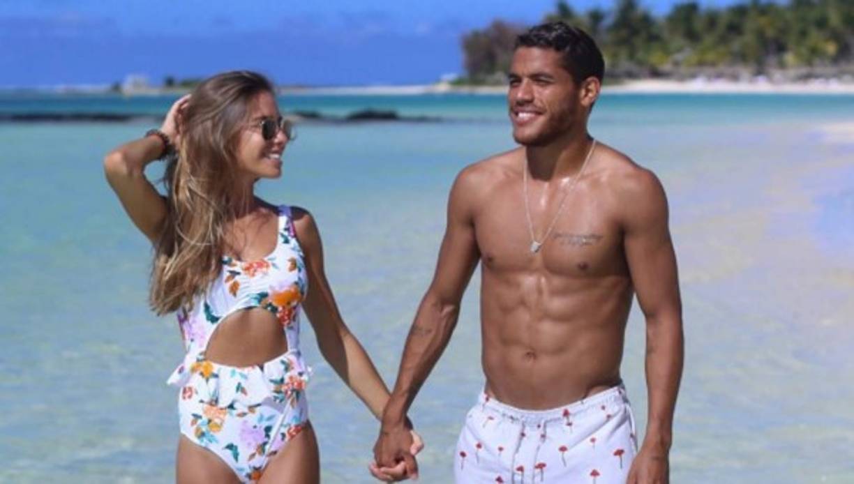Según publicó la revista mexicana TVNotas, el seleccionado mexicano Jonathan Dos Santos habría roto su compromiso con la bloguera Marta Carriedo tras confesarle que es bisexual.