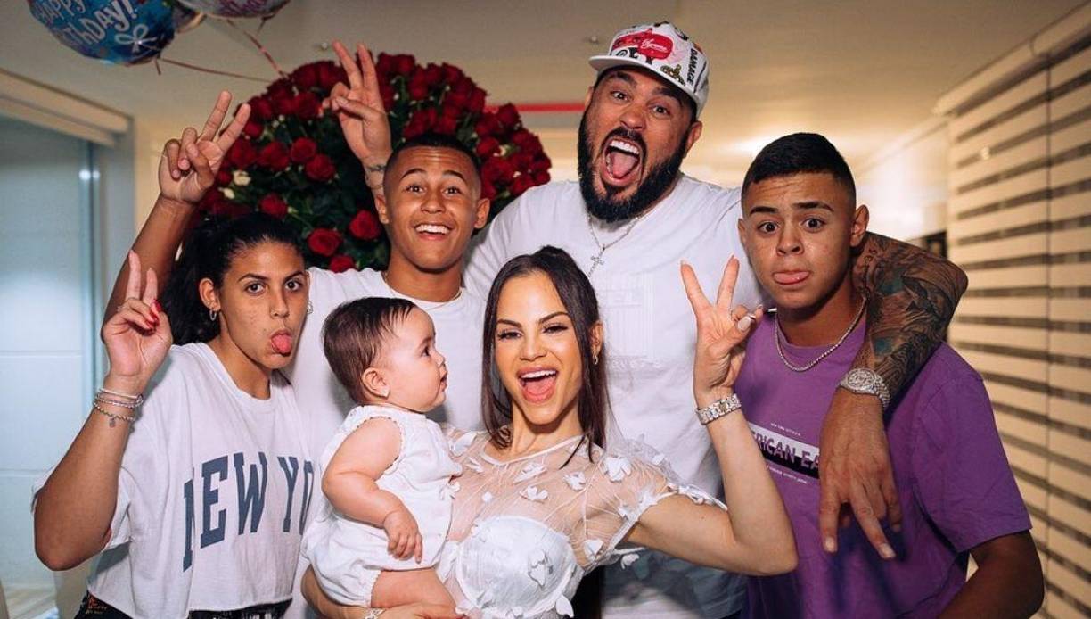 Ella sabe que ahora mismo tiene que ser el mayor apoyo de Raphy, a quien conoció a través de la estrella Don Omar cuando realizaron una colaboración juntos. “Me enfoco en lo positivo”, asegura. “En que mi pareja tiene salud y está vivo”.