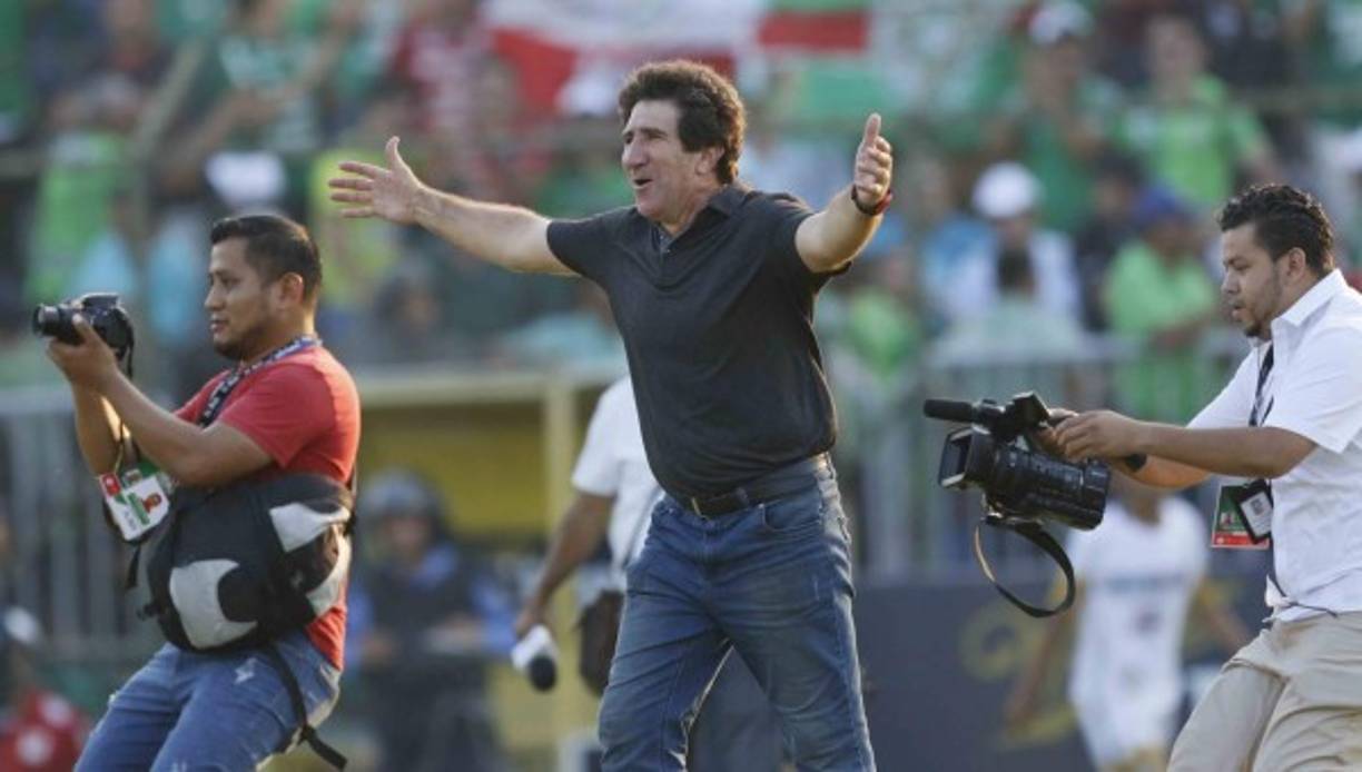Tras el pitazo final, el entrenador argentino Héctor Vargas festejó a lo grande la obtención del título.