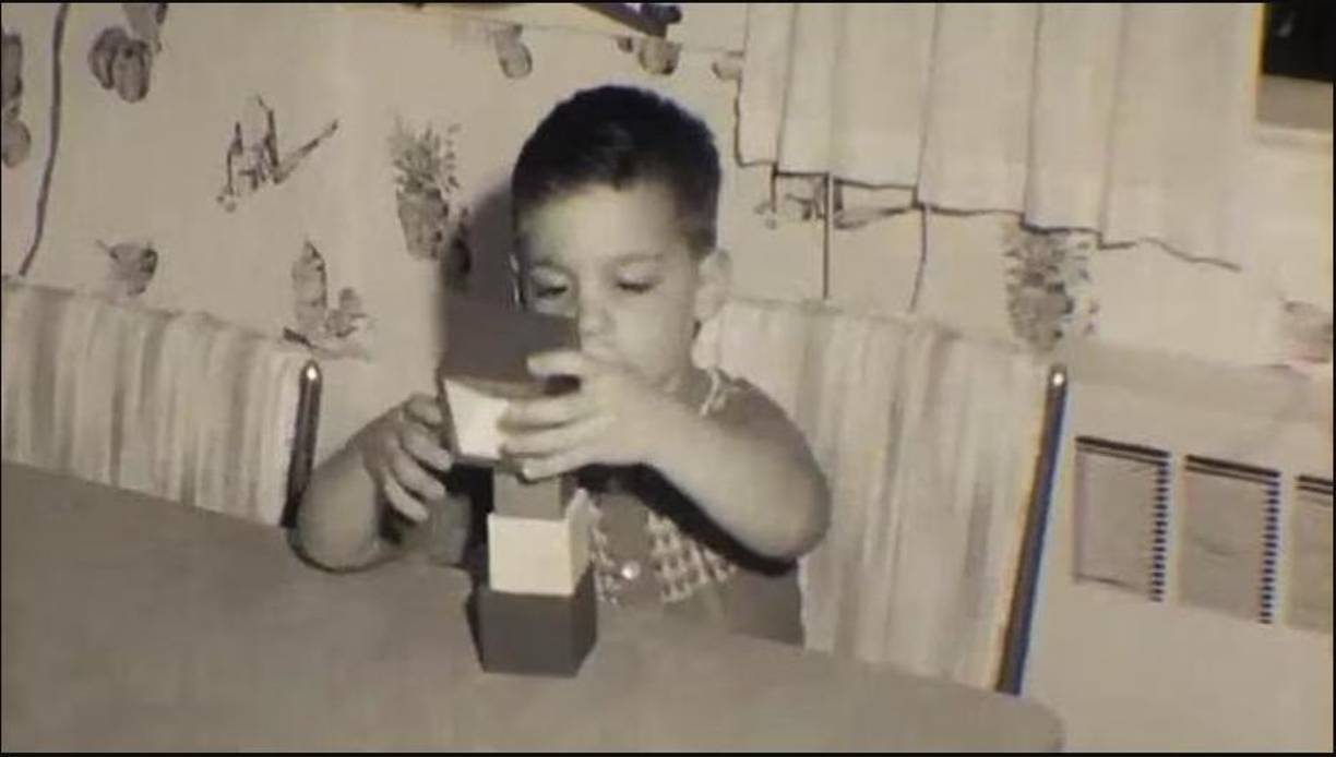 El documental recrea cómo Robert a los 19 años, después de pasar toda una vida sin saber de la existencia de sus hermanos comienza a ser confundido con Edward, otro estudiante de la universidad. Lo que reúne a dos de los trillizos y lo que generó una ola de publicaciones con su historia. Al leer esto en los periódicos, David se da cuenta de que son sumamente parecidos, reuniéndose los tres hermanos por primera vez en 1980. Tras varios años en depresión, fue en 1995 que Edward Galland se quitó la vida, lo que generó que el periodista Lawrence Wright realizará una investigación del caso, en un artículo para The New Yorker titulado Double Mystery. 