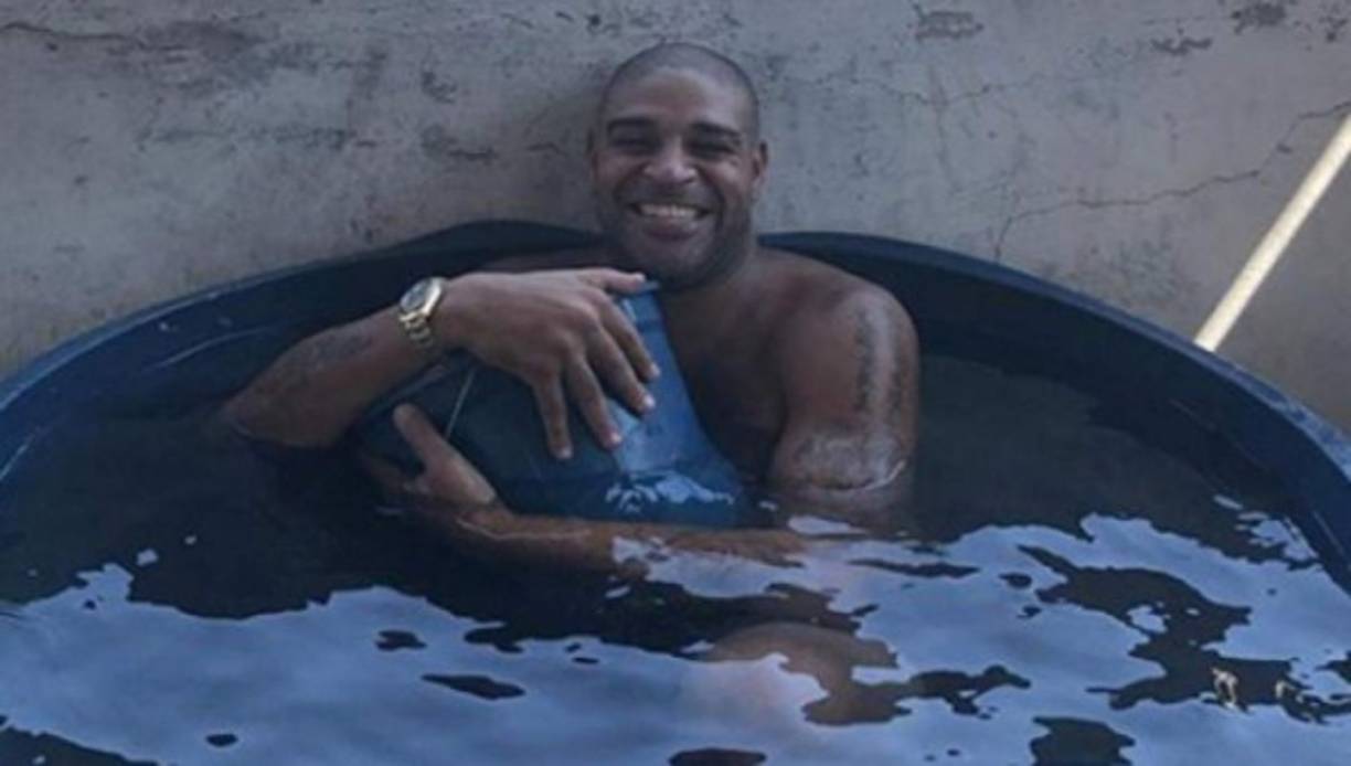 Ya en el ocaso de su carrera, se dijo que Adriano perdió toda su fortuna, debido a las excentricidades y polémicas en las que se vio inmerso. Compartía múltiples fotografías en peligrosos barrios de Río de Janeiro.