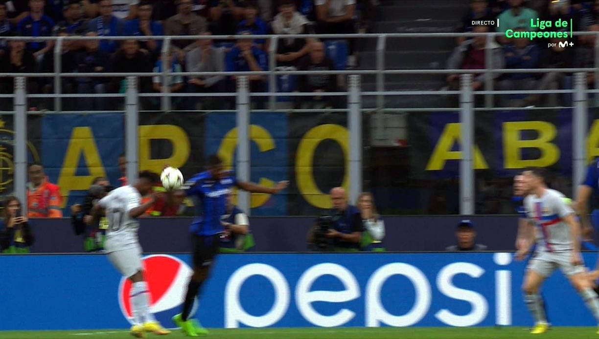 Luego hubo otra jugada polémica. Los jugadores del Barcelona reclamano esta mano de Denzel Dumfries en los últimos minutos del partido, pero ni el árbitro ni el VAR lo señalaron.