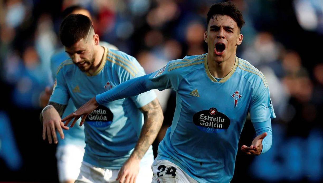 Según apunta Diario As, él futbolista de 20 años del Celta de Vigo, Gabriel Veiga saldría en este mercado de pases y se marcharía al Real Madrid, quien pagaría los 40 millones de euros por su traspaso. Sin embargo, existe una “guerra” con el Barcelona ya que también están considerando en tenerlo en su equipo si Messi no regresa.