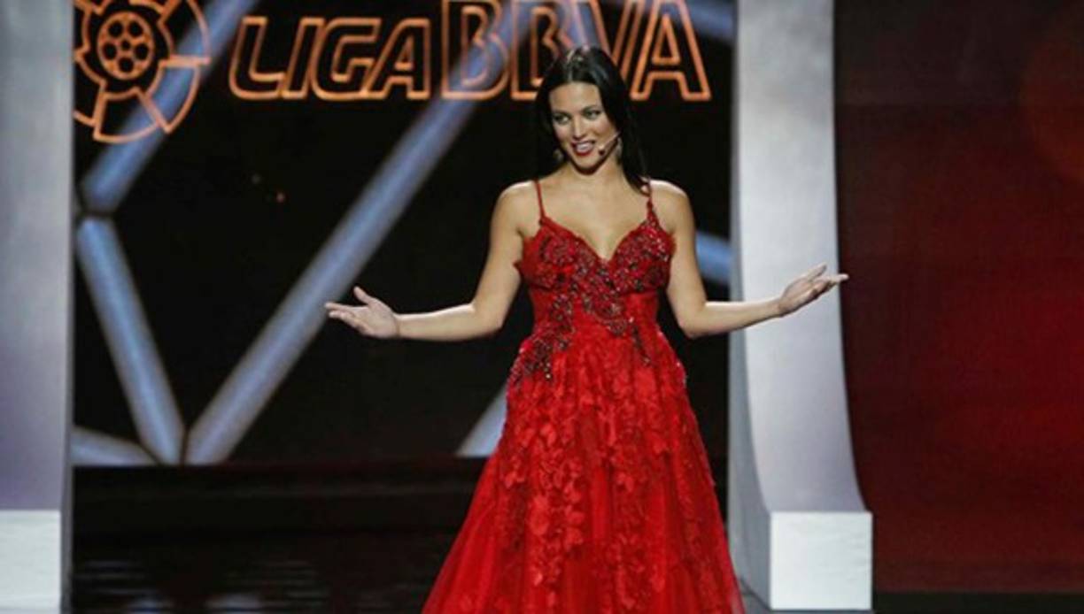 La prensa y las redes sociales destacaron la forma en la que condujo la ceremonia, su elegancia y su belleza.