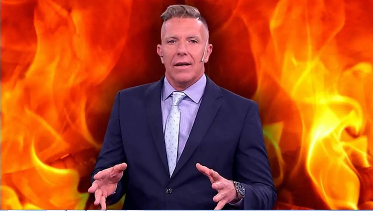 Luego Alejandro Fantino agregó: “¿Sabés por qué le escupo la cara? Por el odio que me provocaría. Le escupo a la cara lo que siento. ¿Vos no me conocés? Sos un irrespetuoso. Me querés hacer ir con ‘Azulala’ Vignolo y con ‘esto es fulbo’ de Closs al Mundial. No papá, estás equivocado. Te estás metiendo conmigo, con la memoria de mi padre que siempre me dijo ‘siempre de pie, nunca de rodillas’”.