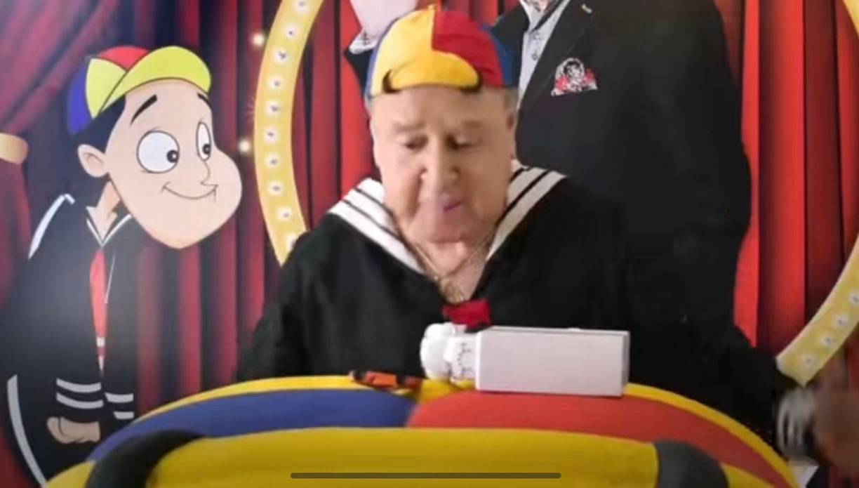 “La chusma de los coyotes siempre te dejan tirado, es mejor decirles que se larguen, que se vayan”, dice en un mensaje el personaje, interpretado por el actor mexicano Carlos Villagrán.