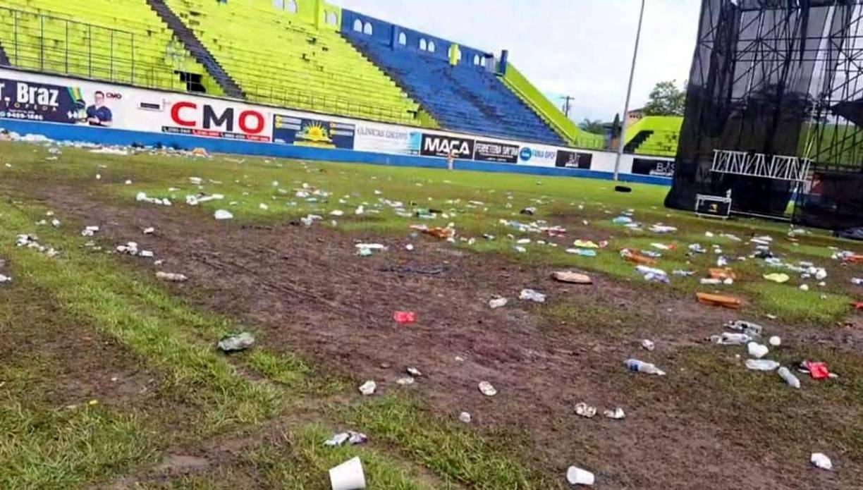 Como un chiquero quedó. Restos de basura abundaron en la cancha del inmueble olanchano.
