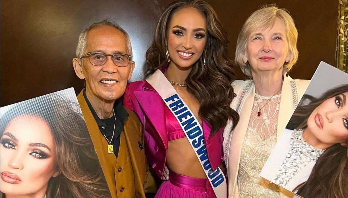 La nueva Miss Universo junto a sus padres. 