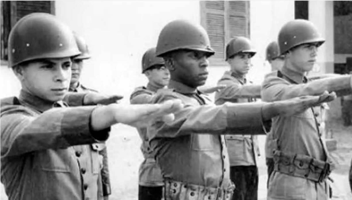 Pelé, en el centro, tuvo que cumplir con el servicio militar en 1958 tras llegar a los 18 años. Jugó en el equipo de su cuartel y también en el del ejército de Brasil. No despegaba la pelota de sus pies.