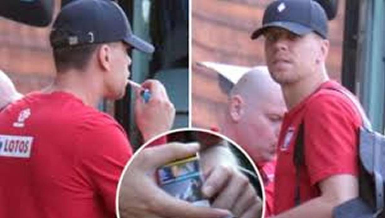 Cabe recordar que en junio 2021, en la previa de un España-Polonia que se debía disputar en Sevilla, Wojciech Szczesny fue cazado encendiéndose un cigarrillo y con un paquete de tabaco en las manos por el medio The Sun. Las controvertidas fotos dieron la vuelta al mundo y que dejaron en claro que aquel vicio que fue descubierto durante su etapa en el Arsenal.