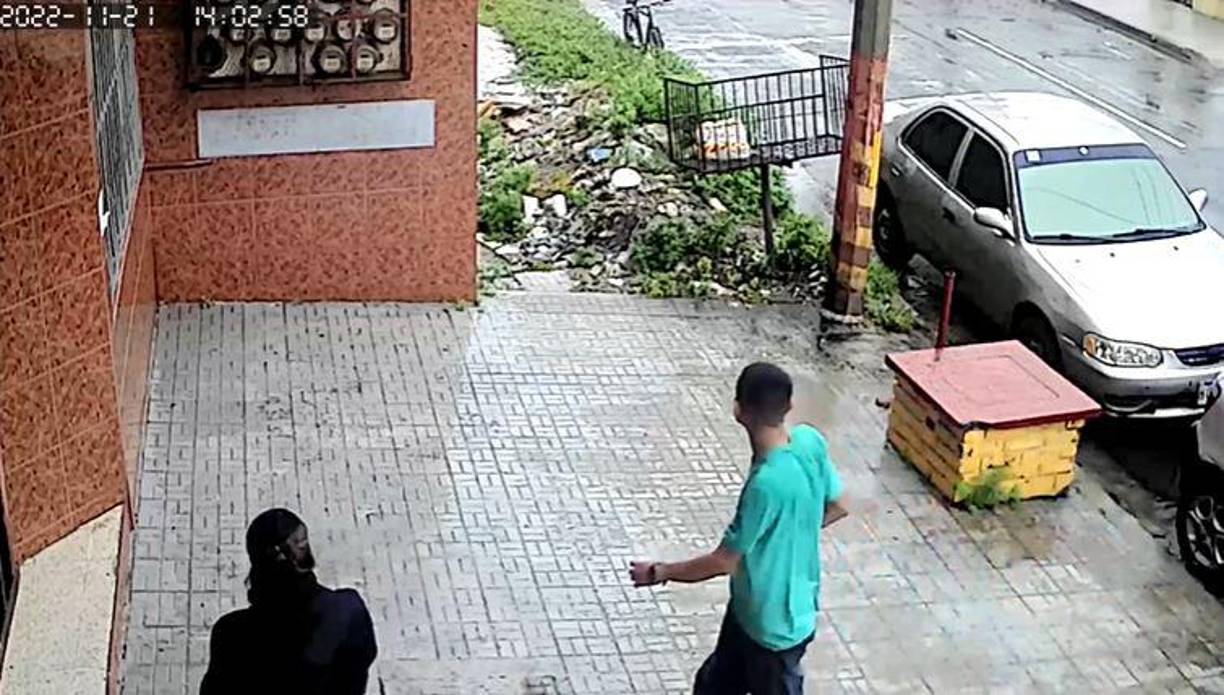 Luego, el asaltante se acerca a la fémina y ella, al verlo, intenta entrar a su casa, pero es interceptada por el sujeto y él la amenaza con su cuchillo para obligarla a darle su teléfono.