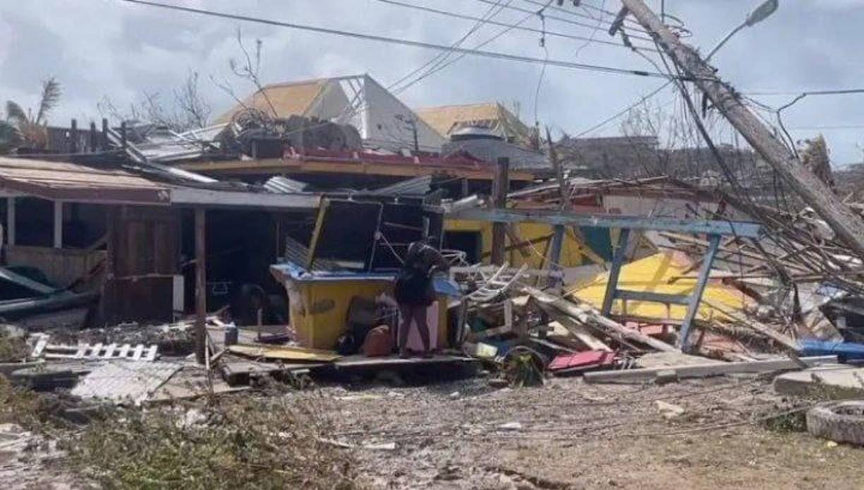 Las autoridades informan que el 90% de la Isla Unión fue devastada por los fuertes vientos y lluvias torrenciales que dejó el huracán Beryl a su paso por el Caribe.