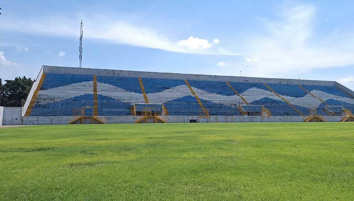 Y añadió: “Encontramos muchos pájaros y no andan paseando, andan en busca de algo, hay gusanos y no puede ser, esta es una cancha cara, es una inversión cara y hay que cuidarla”.