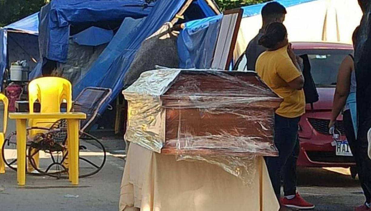 La razón por la que sus parientes decidieron velarla en plena calle es que su hogar, situado en la colonia 23 de Septiembre, debió ser evacuado de emergencia por el riesgo de inundación.