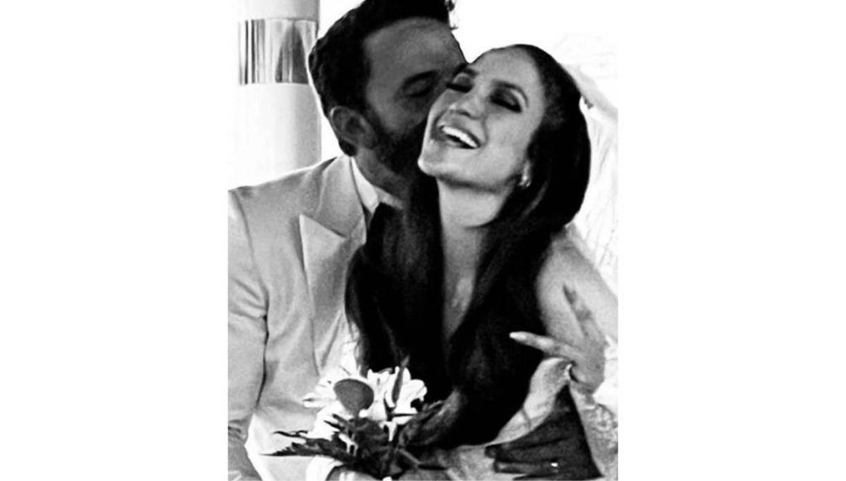 El canal NBC reportó que la licencia de matrimonio fue expedida para Benjamin Geza Affleck, el nombre completo del actor de “Gone Girl”, y Jennifer López, que aparece también identificada como Jennifer Affleck, con el apellido de él.