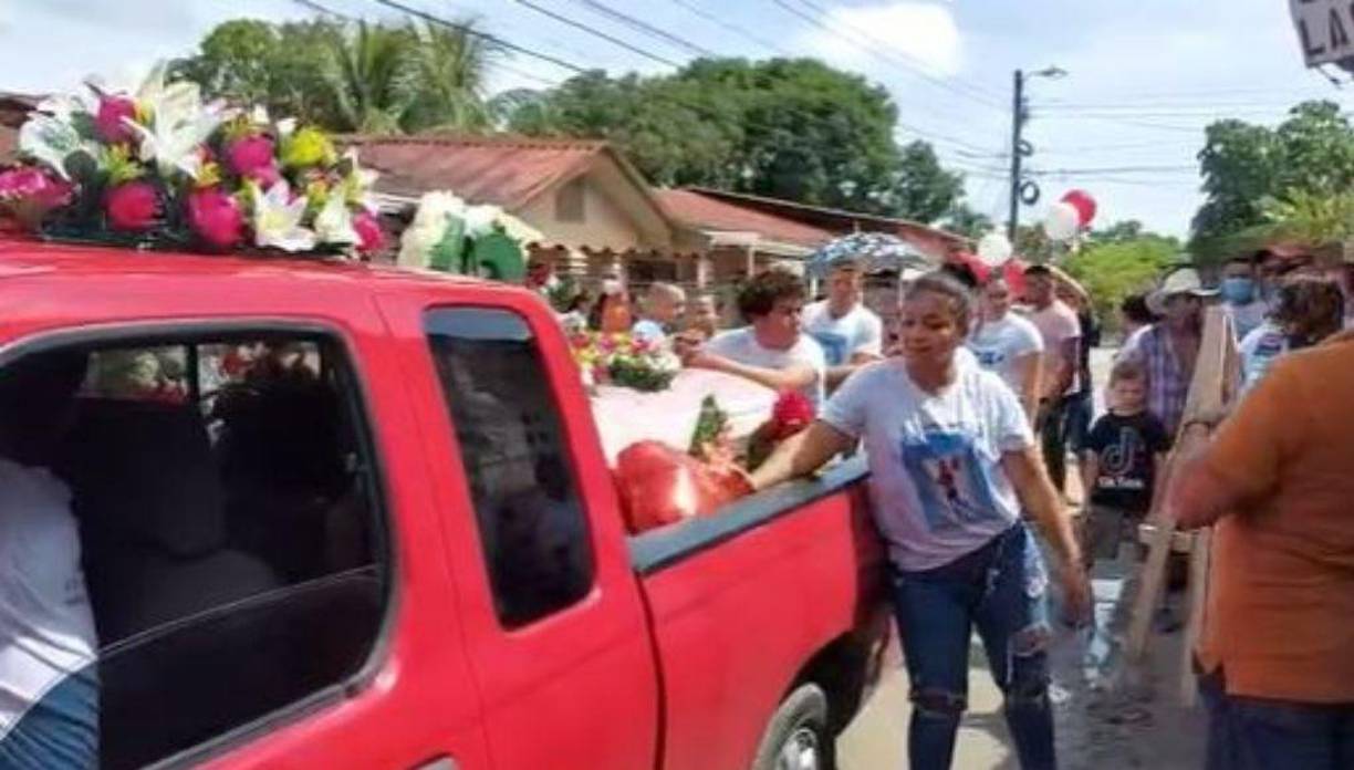 Adela Ramírez fue despedida entre flores de colores y globos blancos.