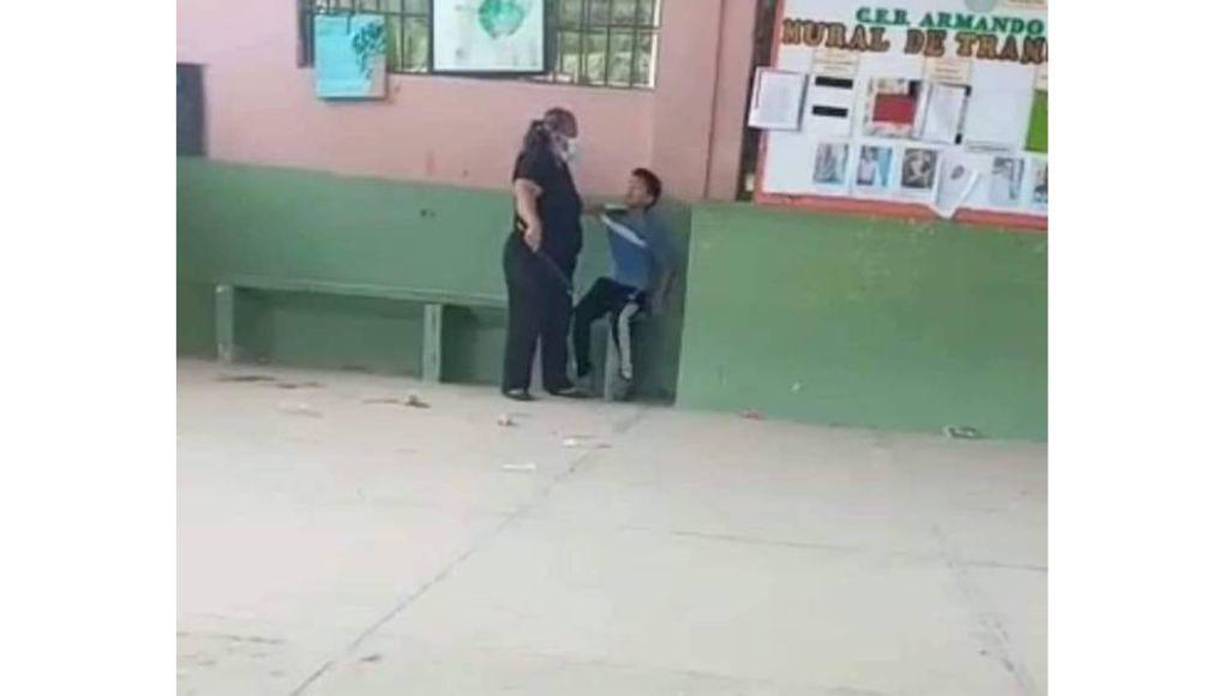 “Uno se siente señalado, siento que no puedo andar en lugares públicos, he pasado con nervios estos últimos días y he tenido problemas de salud a causa de todo este asunto”, dijo la maestra con voz entrecortada.