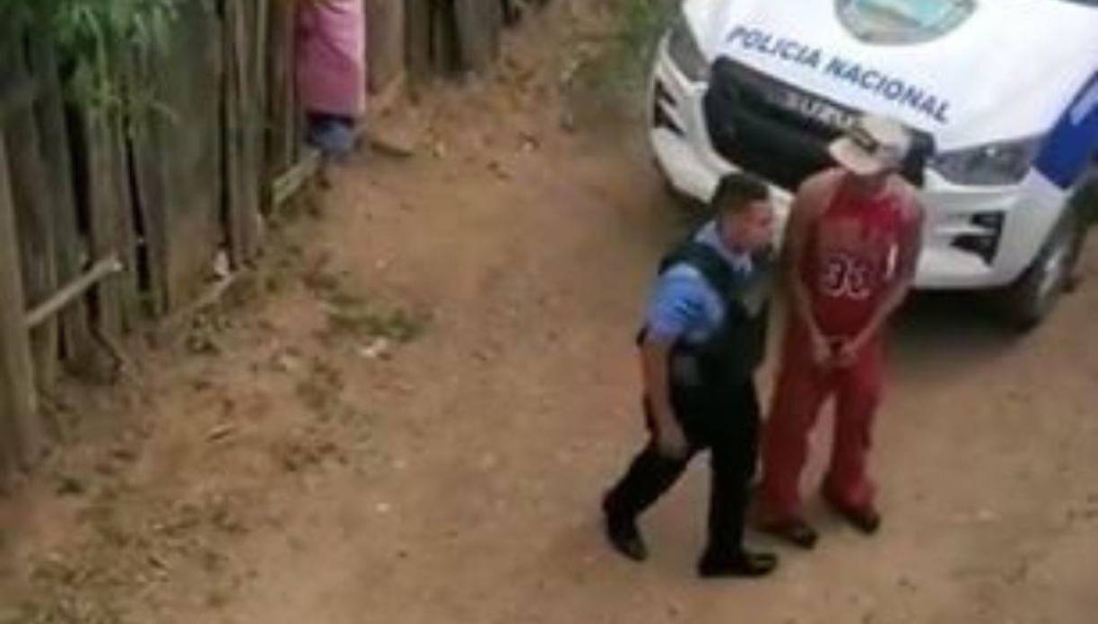 El menor se negó y el criminal le infirió una herida con el machete. El niño corrió, pero fue alcanzado por el hombre, quien continuó atacándolo hasta matarlo, según relataron.