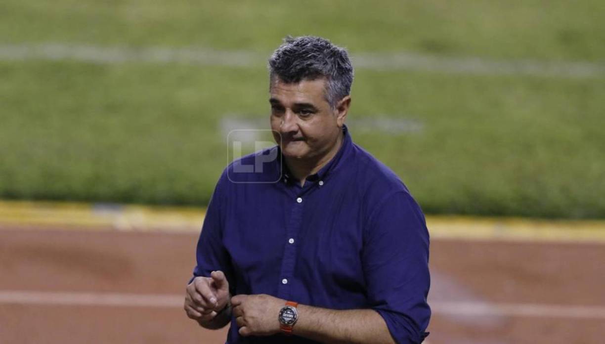Sorpresa. Según informa el periodista Julio Cruz, Diego Vázquez ha firmado contrato con Municipal de Guatemala y solo hay un acuerdo verbal entre él y la directiva del equipo chapín. Al parecer algunos dirigentes de la Fenafuth estarían interesados en darle la continuidad en la selección hondureña.