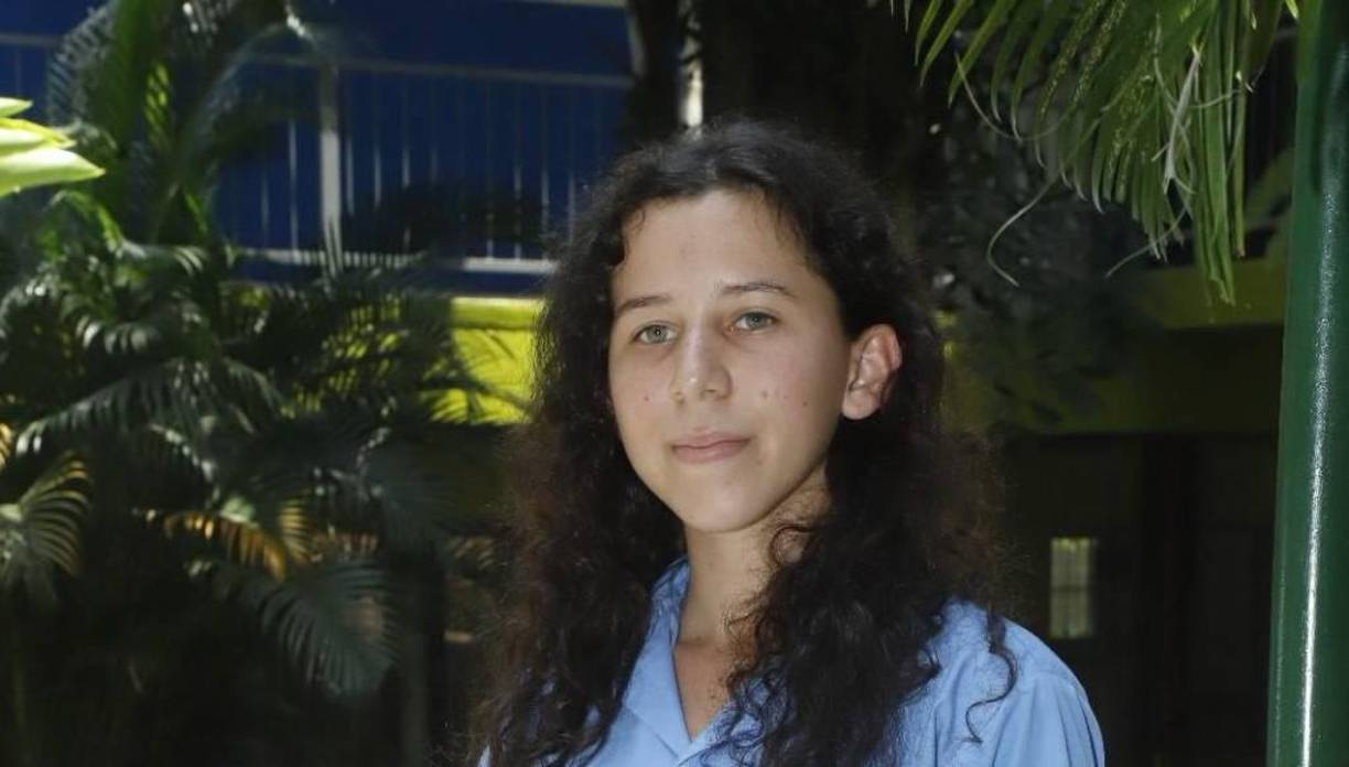 Cabe mencionar que, decenas de internautas han saltado a las redes sociales para llenar de felicitaciones a Stephany Nohemy Sabillón por su tenacidad de ver la vida y ganarse con esfuerzo sus estudios como lo hacen cientos de hondureños día con día.