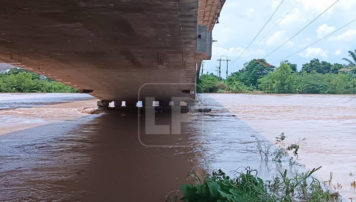 Este día y mañana se esperan más lluvias por lo que Copeco y alcaldía se mantienen en alerta y planes de contingencia. Son al menos 100 milímetros de lluvia que caerán por día, y eso es una fuerte cantidad.