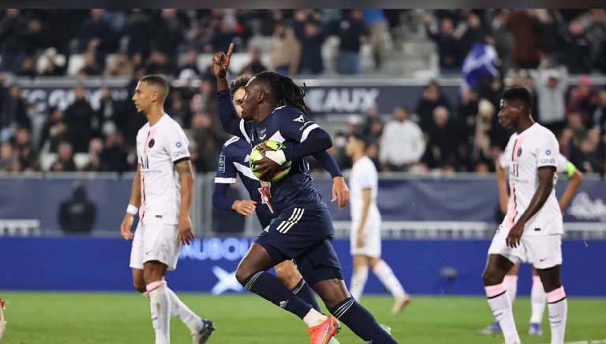 Alberth Elis fue el mejor del Bordeaux y fue felicitado por sus compañeros tras su gol.