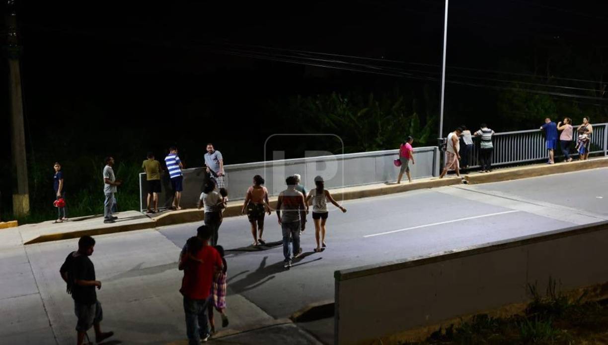 Anoche, progreseños vigilaban el Ulúa con la esperanza de que no se filtrara más por las zonas residenciales aledañas. 