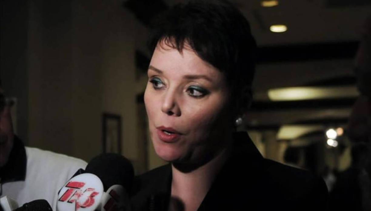 “Tres horas y media esperando me den la palabra. Pero simple y sencillamente es imposible. Voy a tener que traer el silbato de nuevo”, denunció.