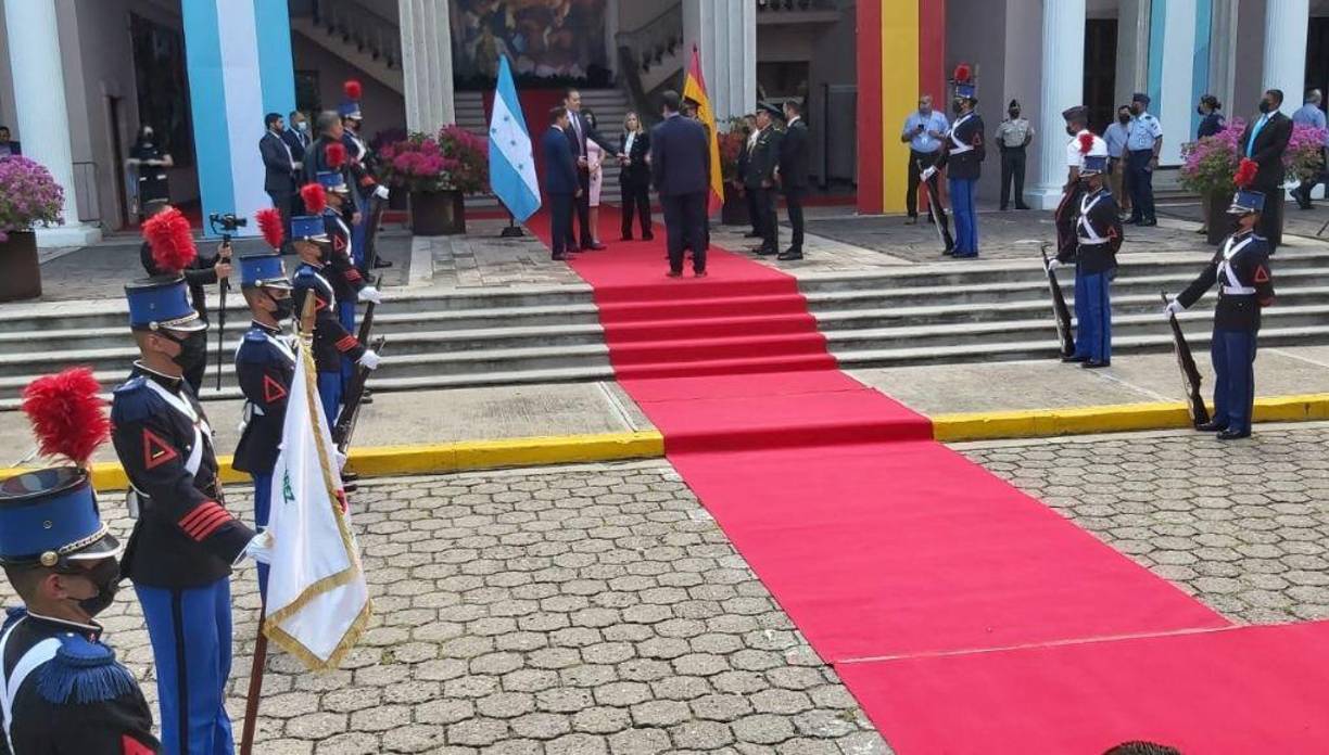 Xiomara Castro recibe con honores a Pedro Sánchez en Casa Presidencial (FOTOS)