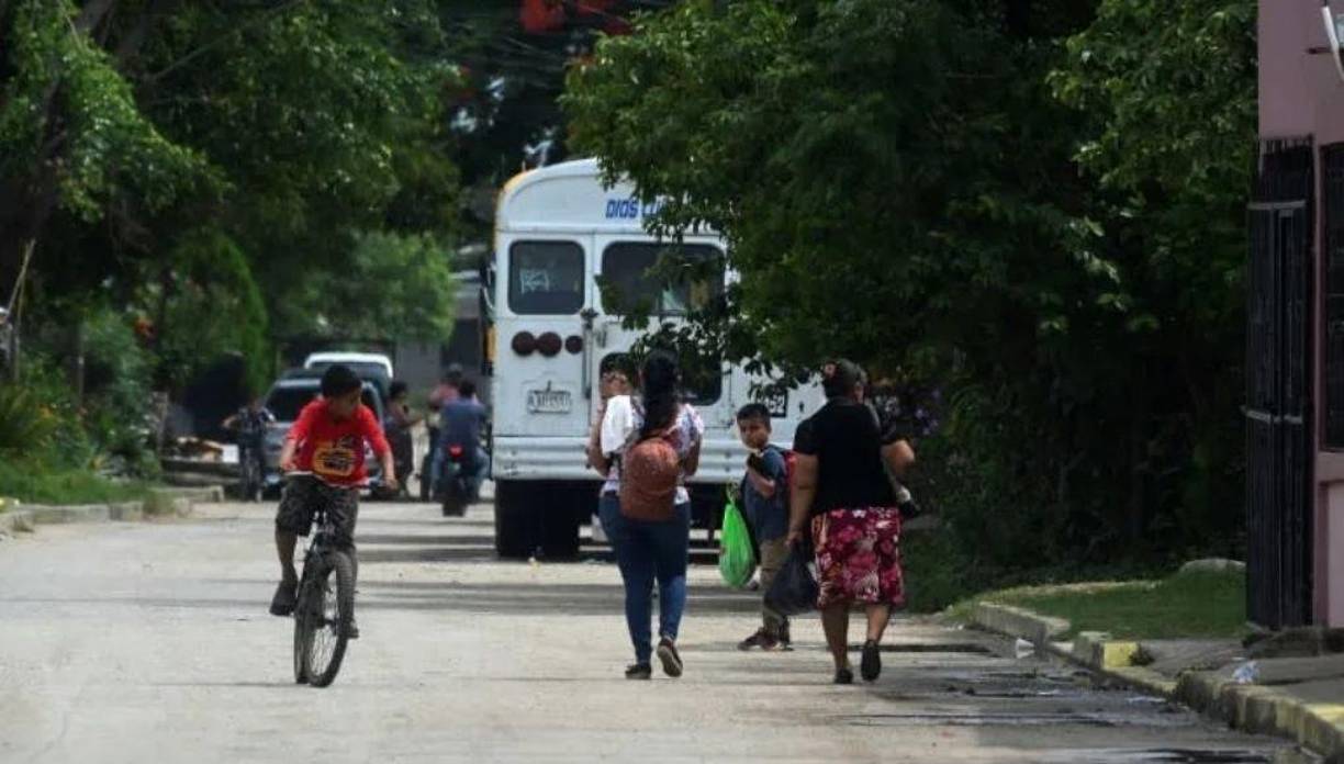 Marvin, fontanero y trabajador informal, dijo temer más a los miembros de Barrio 18 porque “esos entran acá, matan y le zampan fuego” a la casa.Hace unos años “aquí ya hubo una familia, cinco, tres niños quemados, dos muchachos quemados, cinco quemados”, detalló.