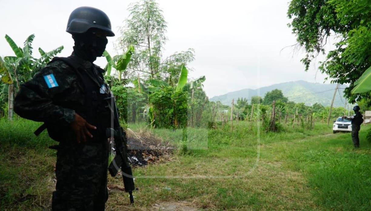 Medicina Forense, que realizó el levantamiento cadavérico, se hizo acompañar de elementos policiales militares. 