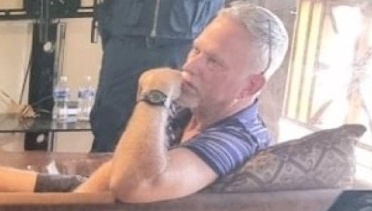 7. POR FIN UN SOSPECHOSONo fue hasta el lunes 29 de agosto, a eso de las 6:00 am, hubo un primer detenido vinculado con la desaparición. Se trata de Gary Johnston, un estadounidense que reside en Roatán.Fue acusado de trata de personas y enviado mediante una detención judicial al centro penal de El Progreso, Yoro, luego de comparecer ante un juez en San Pedro Sula.