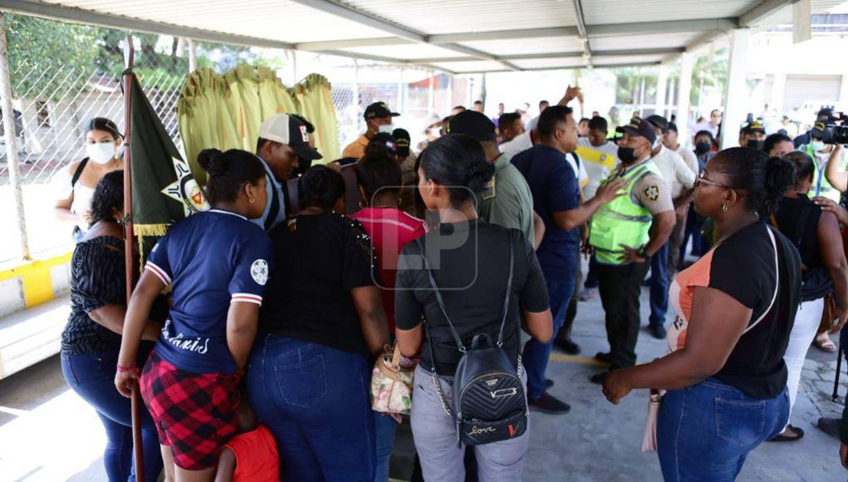 Desde la ciudad industrial partió con decenas de familiares y amigos que entre lágrimas le dijeron adiós.“Era un buen compañero, muy servicial con todos nosotros, lamentamos que haciendo nuestro trabajo pasen este tipo de tragedias”, expresó un agente de la Policía Municipal consternado por la muerte de uno de sus compañeros.