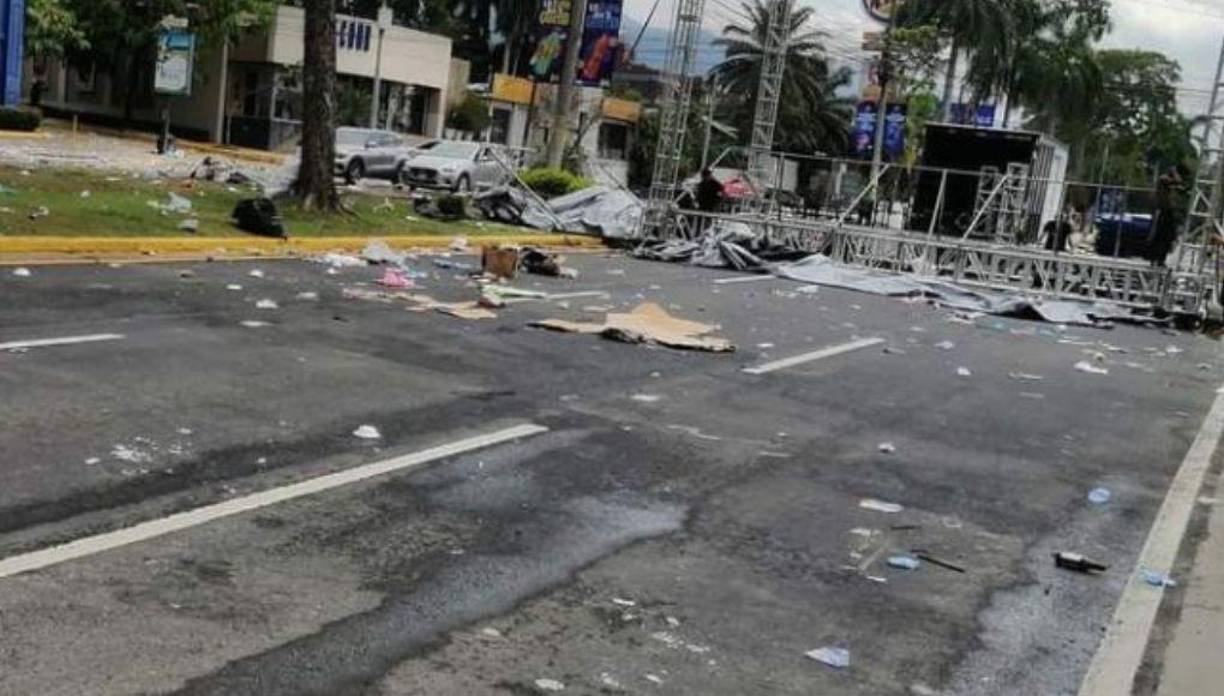 Plásticos, botellas de vidrio y hasta bolsas de nailon cubrían la superficie del pavimento.