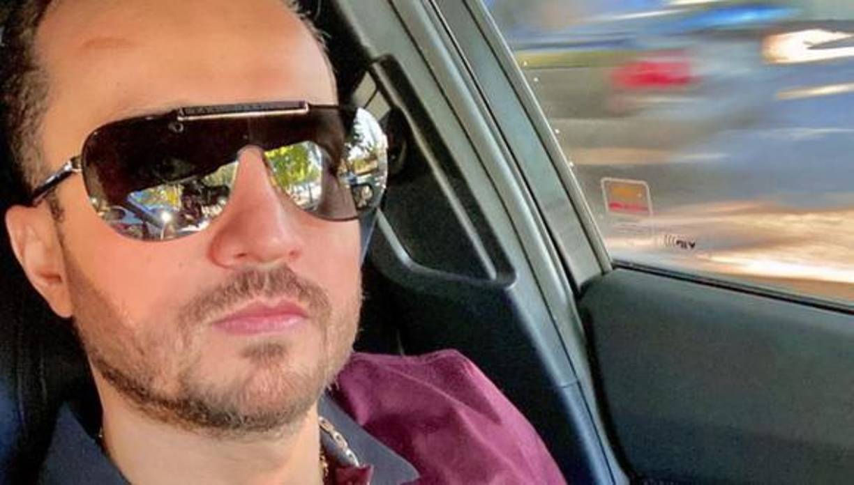 Sin mediar palabra, los agresores abrieron fuego contra él, propinándole al menos 10 disparos a quemarropa en el tórax.