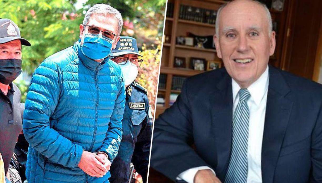 ¡Todos de pie!<b>Juez Castel</b>: Tengo esta carta del gobierno que me deja perplejo. ¿Estados Unidos está pidiendo un aplazamiento? <b>Fiscal federal adjunto Tarlow</b>: Estamos de acuerdo con la defensa en que es apropiado.