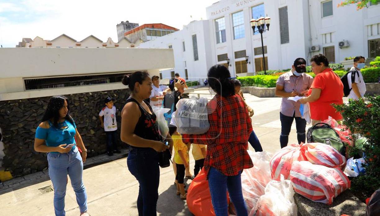 Aunque no existe un dato exacto, hay miembros que calculan que son más de 150, otras aseguran son más de 500 los grupos en Facebook que se dedican al comercio. Algunos de los grupos tienen miembros de San Pedro Sula, La Lima, El Progreso, Choloma, Villanueva. Otros son exclusivos de San Pedro Sula. Ines Martínez, forma parte del grupo Cachete’s Live, que cuenta con 25 vendedoras y más de tres mil seguidoras. Martínez, quien vende productos varios compartió que hay madres solteras que subsisten únicamente con este tipo de comercio, y no cuentan con otros ingresos. 