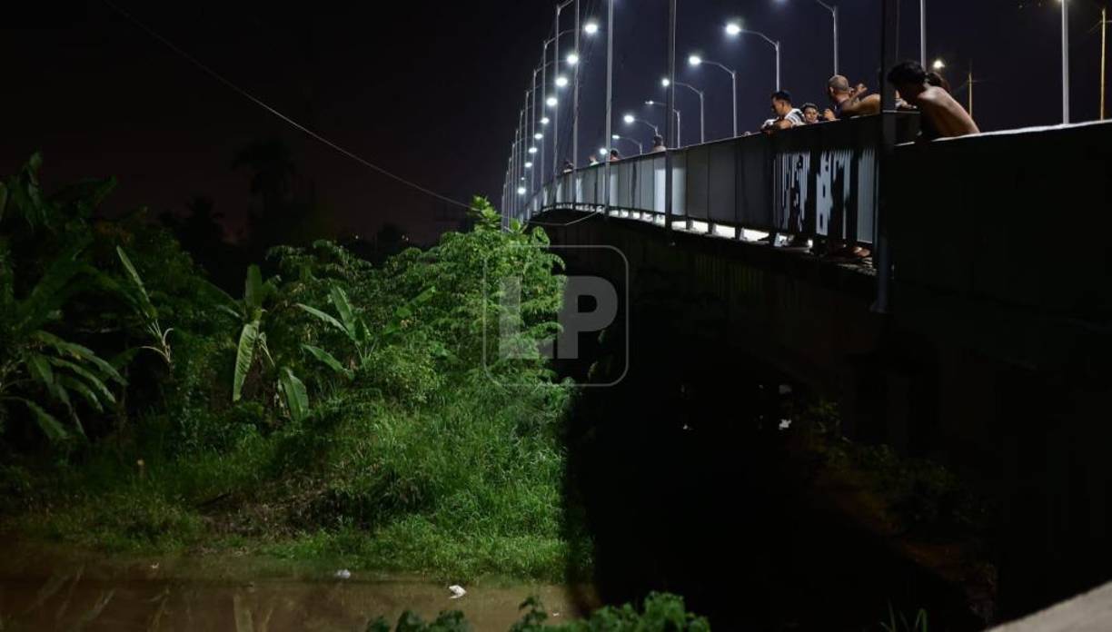 En el puente La Democracia, que divide a Yoro con el departamento de Cortés, los pobladores se reúnen para vigilar el río, el más caudaloso de la región. 