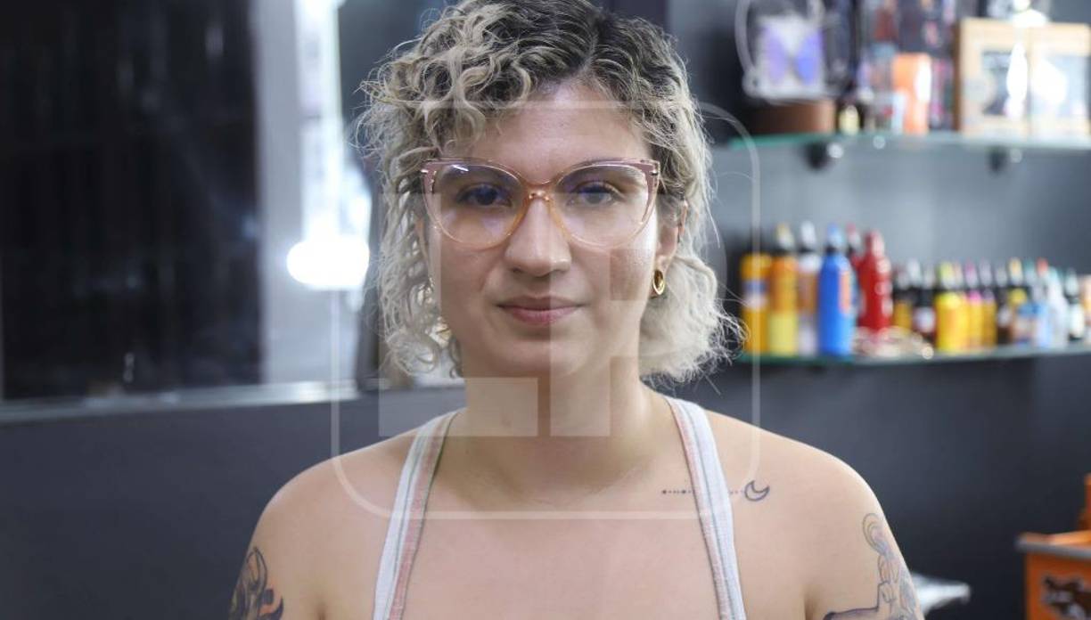 Entre las amantes de los tatuajes está Gabriela Ramirez, una odontóloga sampedrana que tiene una buena parte de su cuerpo cubierta por la tinta y que “deja a su creatividad” al tatuador para hacerle diseños como los que porta en su ante brazo en honor a la película La Bella y la Bestia. Ella afirma que esto la hace muy feliz y que desde pequeña soñó con hacerse tatuajes, tal como muchas artístas.