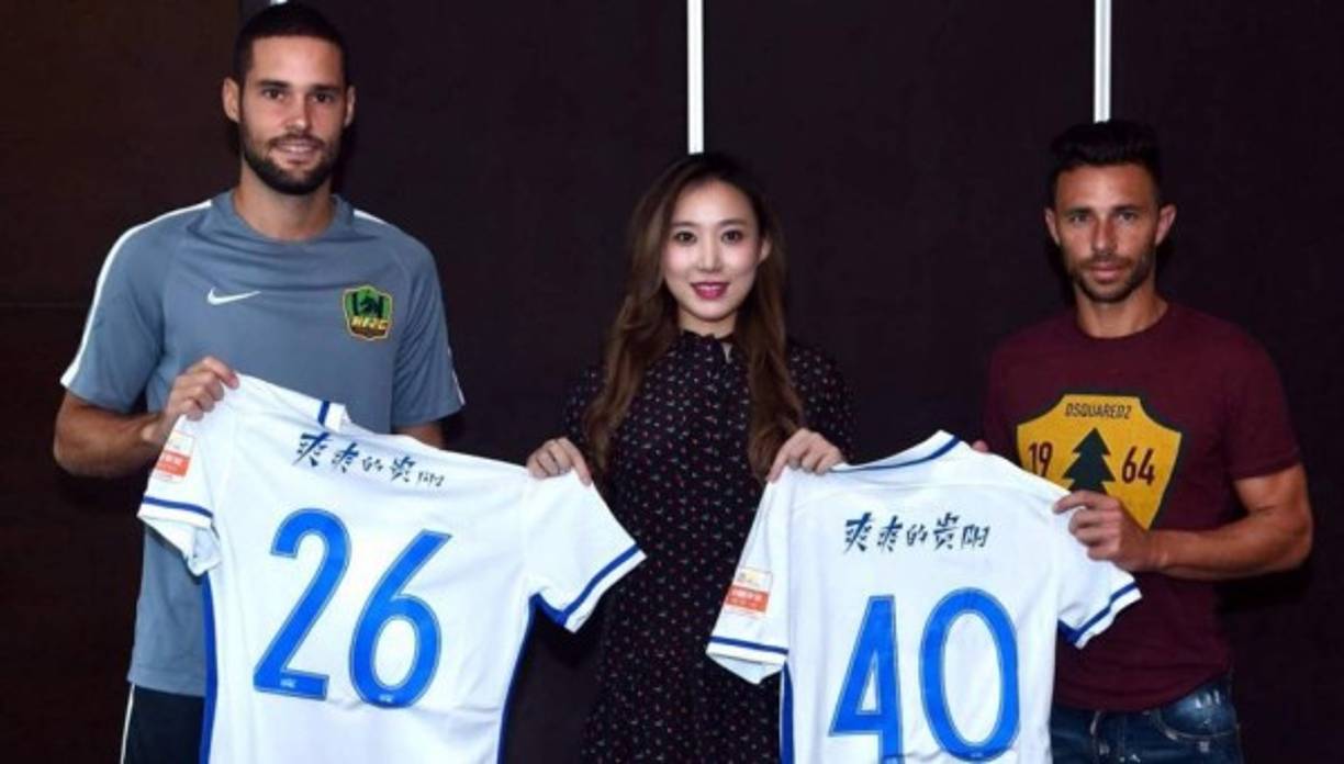 Los españoles Mario Suárez y Rubén Castro han sido presentados oficialmente en su nuevo club, el Guizhou Hengfeng Zhicheng. El centrocampista llevará el dorsal 26, mientras que el delantero, recién aterrizado unas horas antes, lucirá el 40.