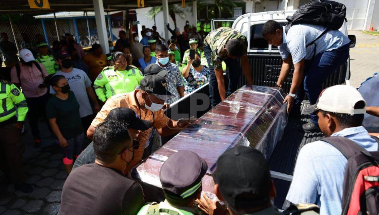 Testimonios de sus propios compañeros revelan que la víctima iba en la paila de la patrulla, de la cual cayó cuando, a la altura de la 13 calle y 14 avenida del barrio Cabañas, una volqueta colisionó en la parte trasera del vehículo.
