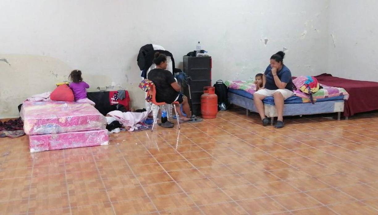 Niños, jóvenes, adultos y personas de la tercera edad conviven en ese edificio mientras esperan que las condiciones meteorológicas sean favorables para volver a sus casas.