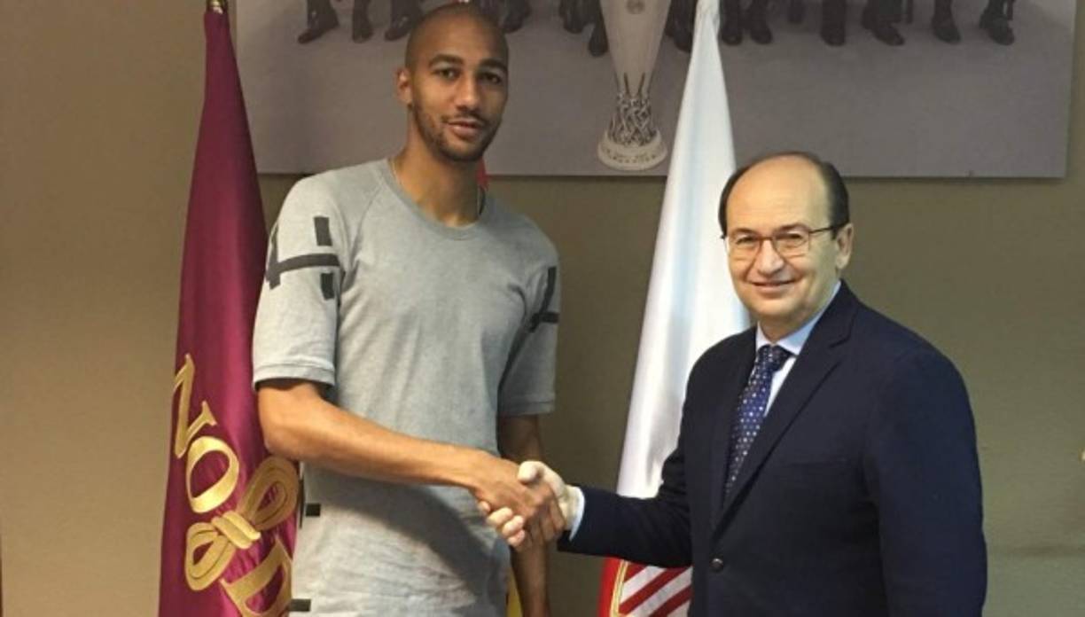 Gran noticia para el Sevilla: el club ha anunciado la renovación del mediocampista francés Steven N'Zonzi.