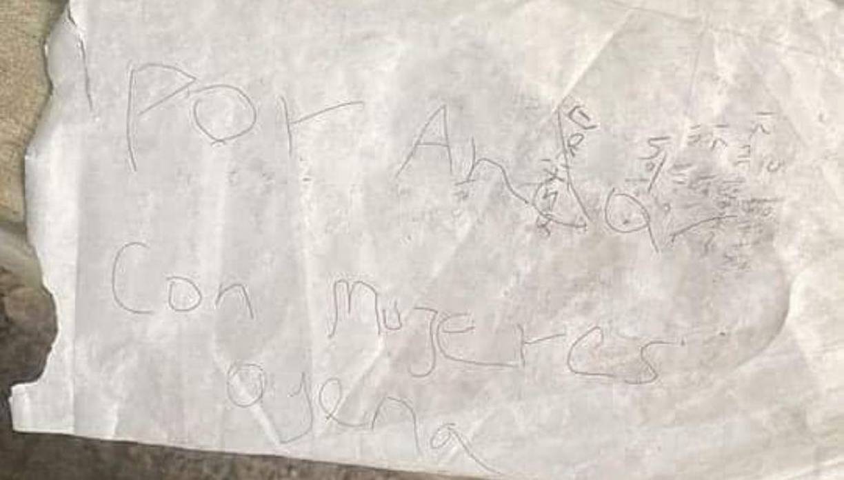 El texto fue escrito con un bolígrafo sobre una hoja de papel.