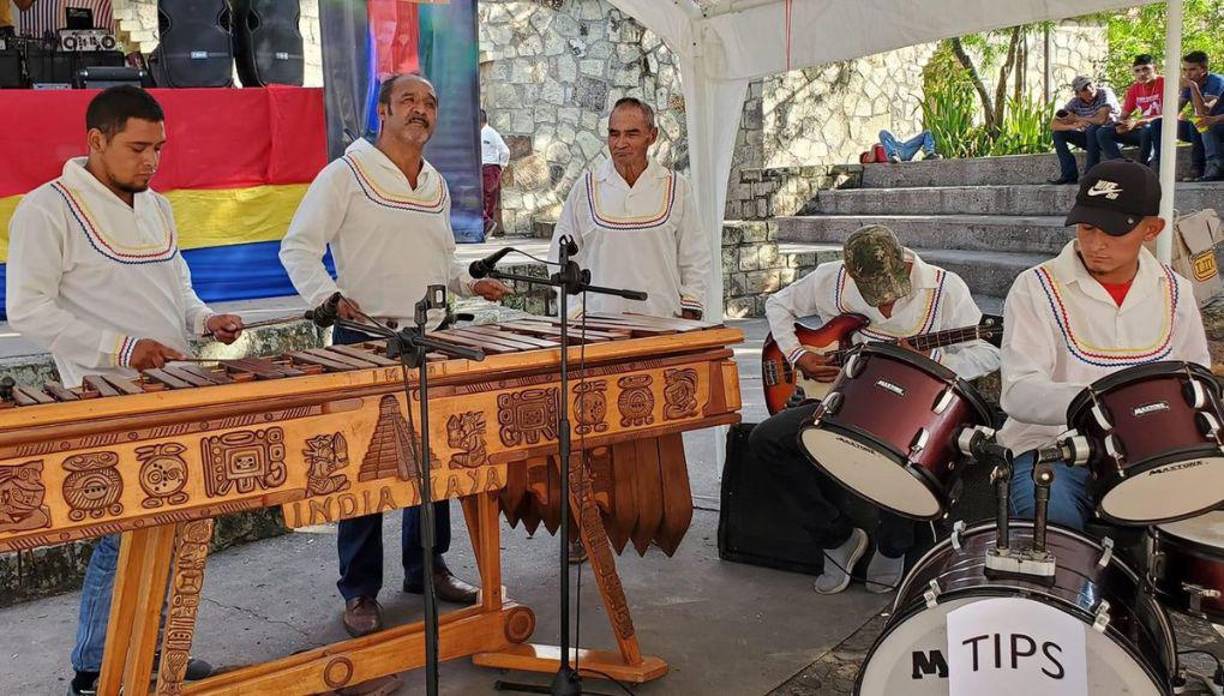 Una buena banda no puede faltar en un gran festival.