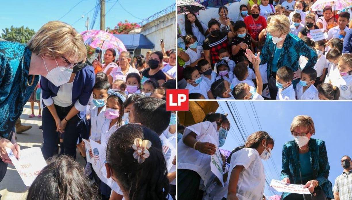 La embajadora de Estados Unidos en Honduras, Laura Dogu, supervisó este día el avance de los trabajos de reconstrucción que se ejecutan en el Centro de Educación Prebásica Rosa Madrid y el Centro Comunitario en Lomas del Carmen.