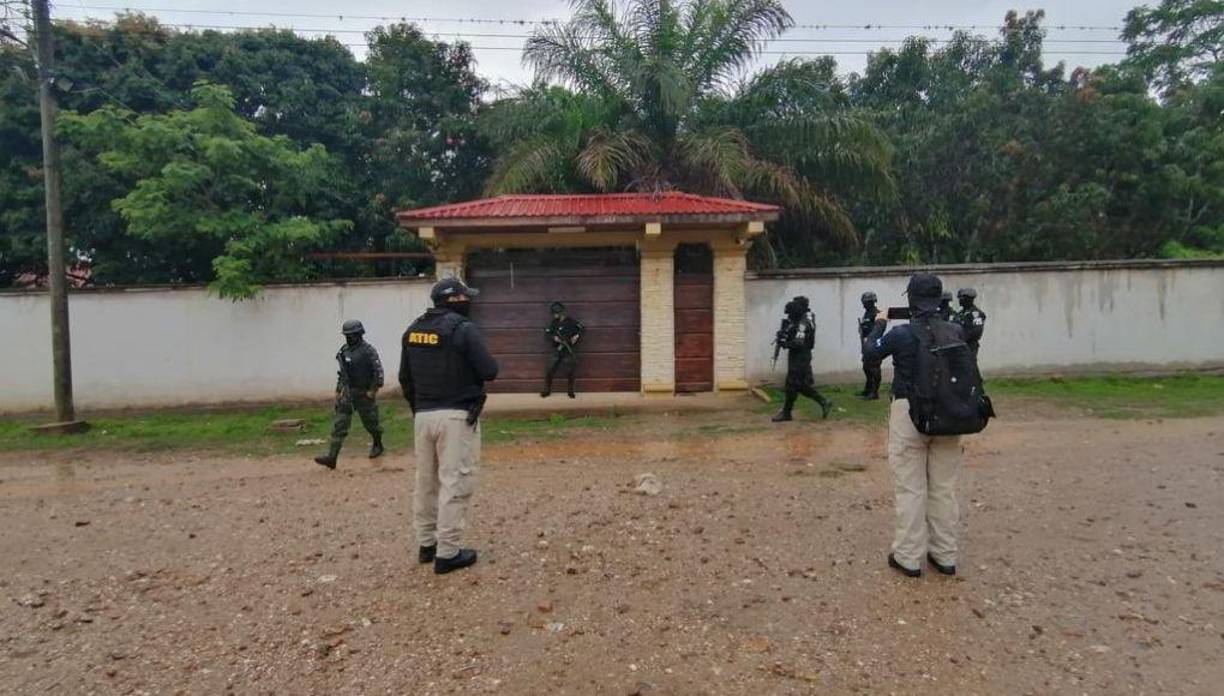 También se incautaron cuatro sociedades mercantiles denominadas Inversiones Sofía S. de R.L de C.V, Transportes Bonilla, Transportes Rápidos Unidos Sociedad Anónima y Transportes Rápidos de Honduras S.A.