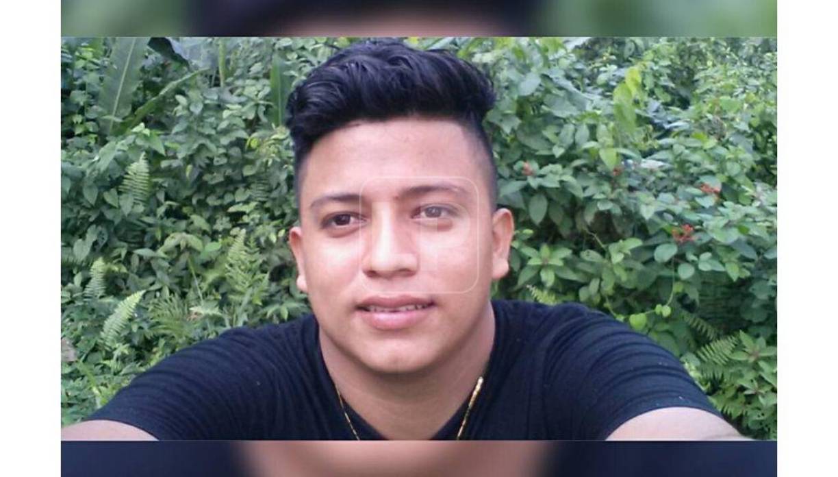 El accidente ocurrió el miércoles por la mañana. El vehículo con placas hondureñas HDA 3516 chocó con fuerza contra un árbol.