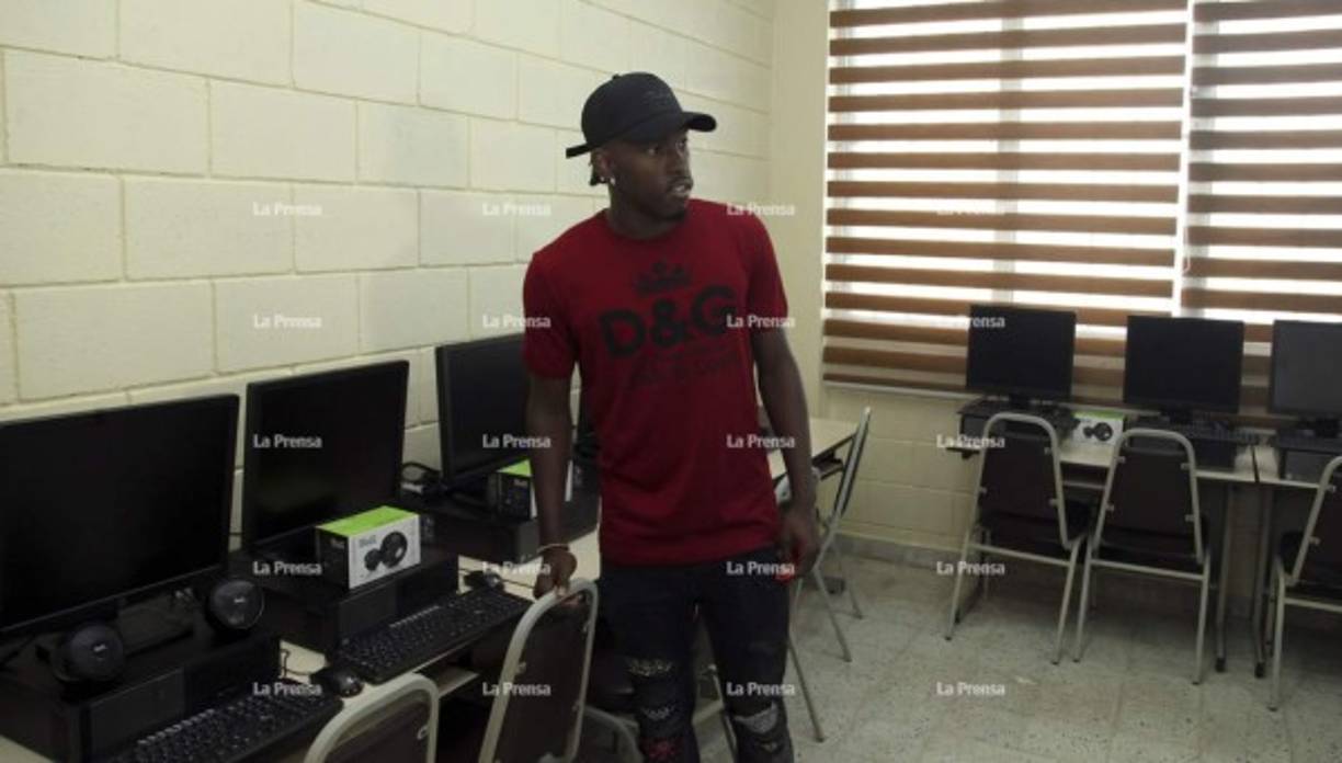 Elis se mostró emocionado. 'Un día estuve como ustedes (señaló a los niños) y espero que logren cosas importantes, luchen por sus sueños, pueden llegar donde ustedes quieran en el fútbol, ser doctores, ingenieros, abogados. Dios tiene grandes planes para cada uno'.