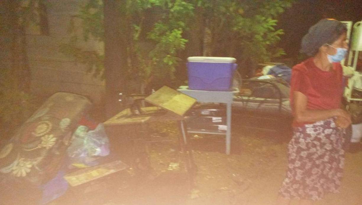 “Fuimos evacuados como a las 10:00 pm. Perdimos todo, nosotros perdimos todo, pero gracias a Dios estamos bien. No hallamos para dónde agarrar”, dijo Damaris López, quien reside en la colonia Mi Esperanza de Potrerillos.